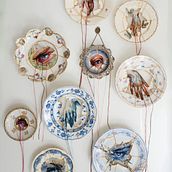 “Broken History” — Embroidered Kintsugi on Vintage Plates. Un projet de Céramique , et Broderie de Kathrin Marchenko - 16.04.2025