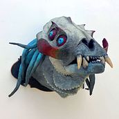 Cabeza montada en papel maché de Sammael. Un proyecto de Artesanía, Creatividad, Tejido, Pintura acrílica, Upc, cling y Escultura de Jordan Joyce - 24.04.2025