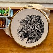 Jaguar de hilo negro . Desenho, Bordado, Tecido, Ilustração tradicional, Desenho realista, e Design têxtil projeto de maduburga - 25.04.2025