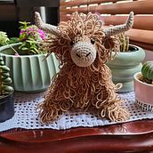 Amigurumi - Vaca de las tierras altas. Un progetto di Amigurumi, Artigianato, Uncinetto, Fiber Art, Textile Design e Design di giocattoli di lxleonlo - 28.04.2025