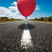 Globo en una carretera. Photomontage, and Graphic Design project by Joakim Berdugo Guañarita - 05.05.2025