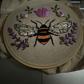 Abejita pequeñita. Accessor, Design, Costume Design, Embroider, Color Theor, and Textile Design project by arantza_ae_rivas - 05.06.2025
