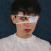 ojo herido, alma rota. Studio Photograph, Portrait Photograph, Photograph, Post-production, Fine-Art Photograph, Photo Retouching, Photomontage, and Self-Portrait Photograph project by Luis Sóval - 05.08.2025