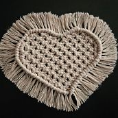 Tapete corazón. Decoration, Accessor, Design, Interior Design, Macramé, Fiber Arts, and Textile Design project by Tatiana Polito - 05.14.2025