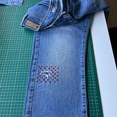 Sashiko-Inspired Embroidery on Jeans. Artesanato, Bordado, Atenção plena, Meditação, Upc, e cling projeto de natalie_md - 16.05.2025