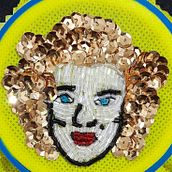 Mi primer retrato bordado con pedreria . Een project van Borduurwerk,  Interieurdecoratie, Ontwerp van accessoires y Textielontwerp van Alejandra Céspedes Arenas - 17.05.2025