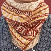 Proyecto Final : Rug Cowl ( Stranded colorwork in the round). Un proyecto de Diseño de complementos, DIY, Diseño de moda, Tejido y Tejido de punto de ritacosta77 - 18.05.2025