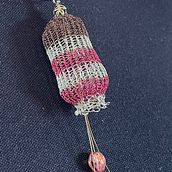 Fiore con pistilli per collana. Crochê, DIY, Design de moda, Tecido, Design têxtil, e Artesanato projeto de giovanna_zen - 19.05.2025