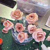 Rosa en fondant . DIY, Cake Decorating, Cake Design, Edible Art, and Sugar Flowers project by karensleyva - 05.21.2025