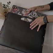 Funda para Laptop de cuero. Un proyecto de Artesanía, Diseño, Diseño de complementos y Costura de culto_clothing24 - 27.05.2025