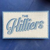 'The Hilliers' Wedding Plaque. Un proyecto de Cerámica, Artesanía y Caligrafía de Amy Exton - 05.06.2025