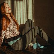 Ivanna en el altillo.. Photograph, Fine-Art Photograph, Portrait Photograph, Photographic Lighting & Interior Photograph project by Alex Hnatiuk - 06.08.2025