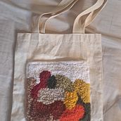 Ecobag de punch needle. Accessor, Design, Arts, Crafts, Decoration, Embroider, Punch Needle, and Textile Design project by Letícia Ferrarezi Chiari - 06.15.2025