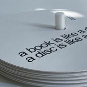 a book is like a disc. Direção de arte, Br, ing e Identidade, Design editorial, Design gráfico, Stor, e telling projeto de Kunal Patel - 22.06.2025