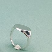 Anello a sigillo in argento . Un progetto di Fashion design, Design di gioielli, Design di accessori e Artigianato di e_carrara96 - 26.06.2025
