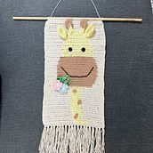 tapiz jirafa. Un progetto di Interior Design, DIY, Fiber Art, Uncinetto, Fashion design e Textile Design di virmilanesio - 27.06.2025