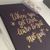 Lettering with metallic watercolors project. H, Lettering, Lettering, e Pintura em aquarela projeto de Irina Szasz-Eana - 08.07.2025