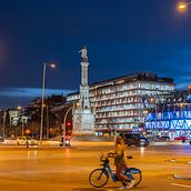 Luces de la calle. Digital Photograph, Lifest, le Photograph, Outdoor Photograph, Photograph, Portrait Photograph, and Self-Portrait Photograph project by MAURICIO BAHAMONDE CANUMAN - 07.10.2025