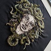 Medusa. Un progetto di Ricamo, Character design, DIY e Textile Design di Lívia Barbara Puskás - 14.07.2025