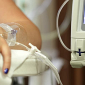 Un corte letal: ni el cáncer se salva del ajuste cuando la motosierra llega a los tratamientos oncológicos. Comunicação, Narrativa, Escrita de não ficção, Stor, telling, e Escrita projeto de carol_chanes2002 - 21.07.2025