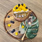 Mango Smoothie Bowl. Un projet de Photographie numérique, Photographie gastronomique, Photographie pour Instagram, Photographie lifest, le, Photographie smartphone, Retouche photographique, Photographie, Photographie de produits, Réseaux sociaux, St , et lisme culinaire de Dani Venter - 29.07.2025