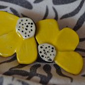 Pendientes flor con engobe amarillo. Un projet de Création d'accessoires, Céramique, Artisanat, Décoration, DIY , et Beaux Arts de pelusillaallen - 05.08.2025