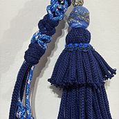 BOLSO AZUL - CUERO Y MACRAMÉ. Een project van Ontwerp van accessoires y Textielontwerp van Marcos Cardozo - 07.08.2025