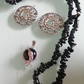 Yue black. Un proyecto de Diseño de complementos, Artesanía, Diseño de jo y as de Daniela Vargas - 08.08.2025