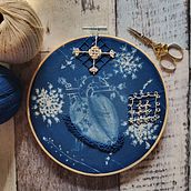 Bluework: Meu Coração em Bordado e Cianotipia. Artesanato, DIY, Bordado, Artes plásticas, Ilustração tradicional, Papercraft, Estampagem, Estamparia têxtil, e Design têxtil projeto de Solweig Gerbier - 09.08.2025