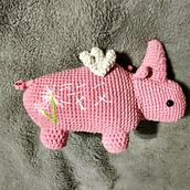 Amigurumi Rinoceronte . Un proyecto de Artesanía, Diseño de juguetes, DIY, Tejido, Crochet, Amigurumi y Diseño textil de Mari Lemon - 10.08.2025