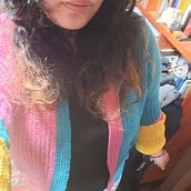 Cárdigan con mangas tipo campana. Un projet de St, lisme, DIY, Art textile, Crochet , et Design textile de nandasotomoncada - 11.08.2025