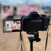 Presentación del camión (rosa) para recoger basura. Un proyecto de Cine, Cine, vídeo, televisión, Realización audiovisual, Diseño de iluminación, Iluminación fotográfica y Vídeo de Daniel Gutiérrez Vargas - 16.08.2025