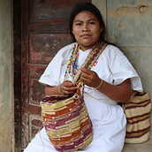 Hilo a hilo: el arte de las mochilas arhuacas. Een project van Verhaallijn y Non-fictie schrijven van Lisandro Concatti - 18.08.2025