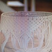 Diseño de lámparas de macramé. Un projet de Artisanat, Art textile, Décoration d'intérieur, Macramé , et Design textile de Gloria Martinez - 21.08.2025