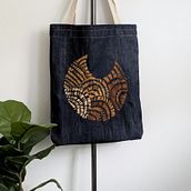 Embroidery on denim tote. Un proyecto de Bordado, Artesanía, Costura, Diseño de moda, DIY, Patronaje y confección			 de Marie Christina D - 21.08.2025