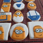 Minios en cookies. Confeitaria, Arte comestível, e Glacê projeto de Diana Proaño - 31.08.2025