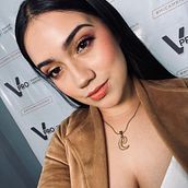 maquillaje estilo rosa delicado. Un proyecto de Cine, vídeo, televisión, Dirección de arte, Diseño de moda y Fotografía de moda de DIANA SERRANO OSORIO - 05.09.2025