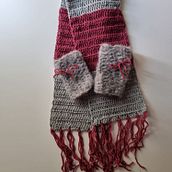 Crocheted scarf and hand warmers. Un progetto di Uncinetto, Fashion design, Fiber Art e Textile Design di Linnéa Björck Belmonte - 09.09.2025