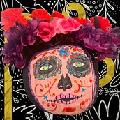La Catrina: Acrilico sobre calabaza. Un proyecto de Ilustración tradicional, DIY, Bellas Artes, Pintura, Narrativa, Creatividad, Concept Art y Pintura acrílica de Charito Guillermo - 21.09.2025