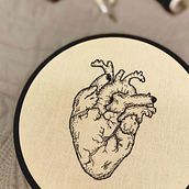 Meus primeiros bordados com linha preta . Un projet de Broderie, Art textile , et Design textile de Bárbara I. da Silva - 23.09.2025