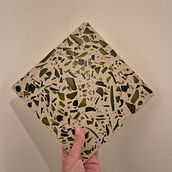 recycled terrazo piece. Un progetto di Artigianato, Interior Design e Interior Design di Daniela Guzzanti - 29.09.2025