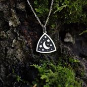 Joyas de plata inspiradas en lunas y el universo en un bosque de musgo. Photograph, Jewelr, and Design project by edurneg - 10.04.2025