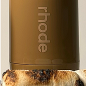 Rhode x Femme Lead Social. Projekt z dziedziny Fotografia, Fotografia produktowa, Fotografia c, frowa, Światło w fotografii, Makijaż i Marketing użytkownika kayla_innes - 10.10.2025