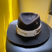 Chapéu Fedora . Design accesoriu, Design vestimentar, Arte din fibre și Fetru cu ac de Michelle Louzada - 10.13.2025