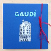 Gaudí . Un proyecto de Collage, Creatividad, DIY, Encuadernación, Ilustración tradicional, Papercraft, Sketchbook y Pintura de Amaya Narvarte Navarro - 23.10.2025