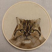 Gata persa Ein Projekt aus dem Bereich Stickerei, Naturalistische Illustration und Textildesign von fatinharocha1 - 24.10.2025