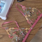 Ramo de flores. Un proyecto de Diseño de moda, DIY, Patronaje, confección			 y Costura de delphine_larvoire - 11.11.2025