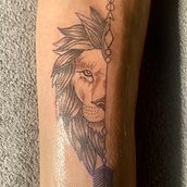 Demi lion. Un proyecto de Diseño de tatuajes, Ilustración tradicional e Ilustración botánica de Geoffrey Desmet - 13.11.2025