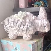 Rino-gaso rosa  Ein Projekt aus dem Bereich H, werk, Spielzeugdesign, DIY, Weben, Crochet, Amigurumi und Textildesign von verlechuga8 - 17.11.2025