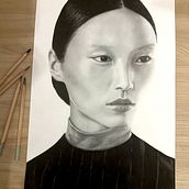 Portrait réaliste au crayon graphite. Un progetto di Disegno, Disegno a matita, Illustrazione tradizionale, Disegno di ritratti, Disegno realistico, Disegno artistico e Bozzetti di Corine - 18.11.2025